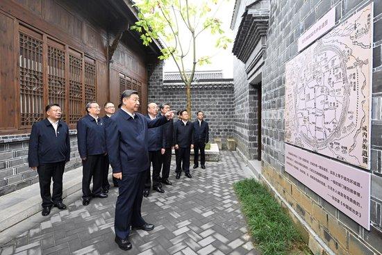 △2024年10月17日，习近平总书记在安徽省安庆桐城市六尺巷考察。