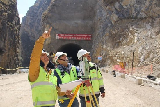 秘鲁安第斯国家公路项目开展测量工作