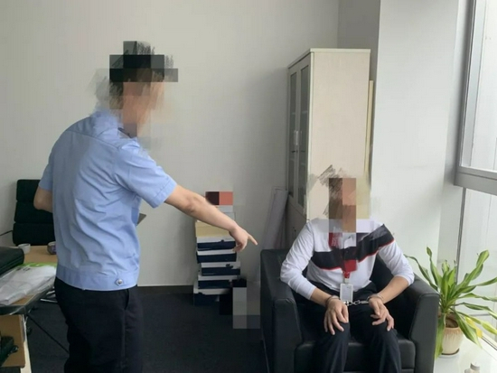 邹某祥在办公室被公安机关戴上手铐 来源：廉洁安踏