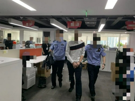 邹某祥被公安机关带离公司 来源：廉洁安踏