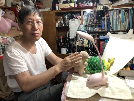 “玩偶医生”朱伯明 澎湃新闻记者 李佳蔚 图