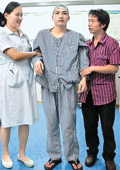 World's tallest woman dies in China
