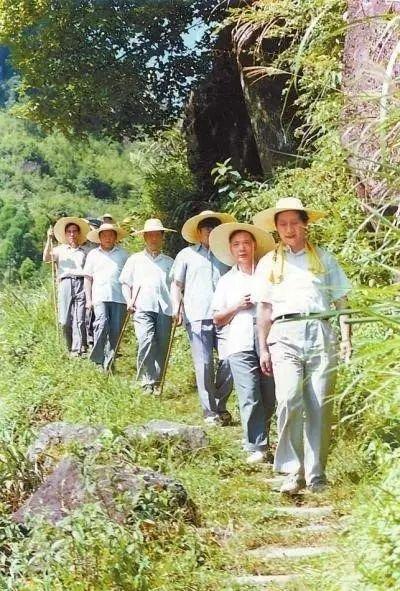 1989年7月19日，时任宁德地委书记的习近平一行前往寿宁县下党乡调研途中。