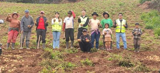 秘鲁安第斯国家公路项目员工和当地社区民众互动，图左六为蔺文杰。