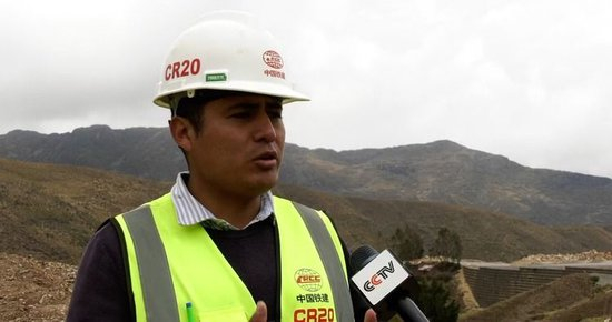 当地林业工程师路易斯·阿维拉接受总台记者采访