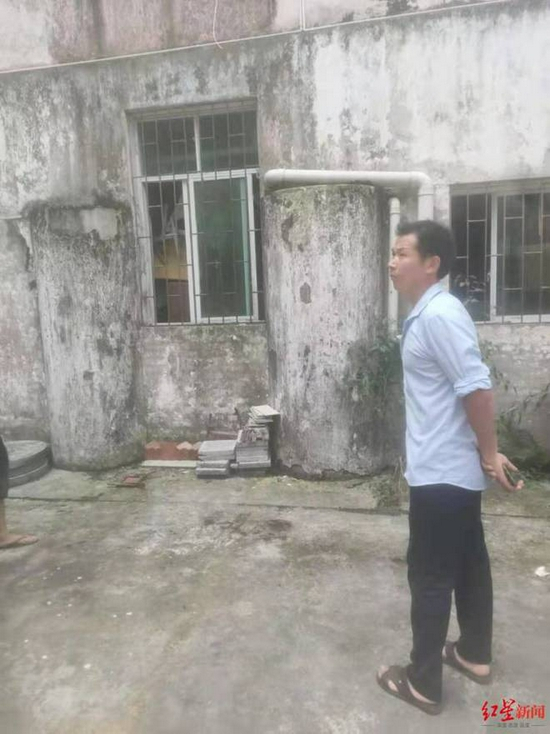 案发后，蒲照松站在儿子坠楼处