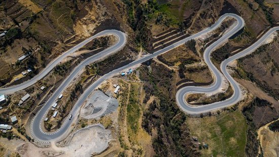 已经完成沥青铺设的秘鲁安第斯国家公路项目部分路段