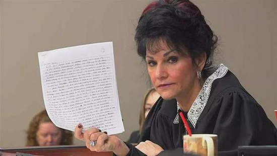 ·法官阿奎利娜在宣判前读了纳萨尔的信，怒斥其狡辩。