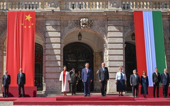 当地时间5月9日上午，国家主席习近平在布达佩斯出席匈牙利总统舒尤克和总理欧尔班共同举行的隆重欢迎仪式。新华社记者谢环驰摄