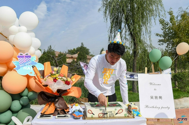 吴易昺在临汾度过了一个难忘的生日