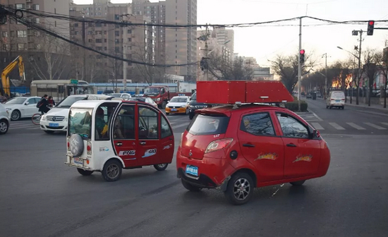 ▲北京街头的电动三轮车和老年代步车。 图/视觉中国