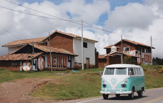 2016年4月11日，秘鲁库斯科，一辆面包车在乡间通过。图源：IC photo