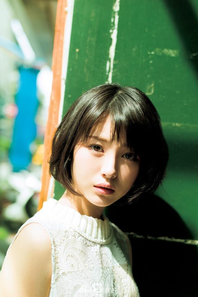 新浪娱乐讯 日前日本新生代演员滨边美波拍摄一组唯美写真,短发