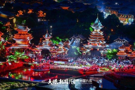 2025年5月1日，侗族群众在黎平县肇兴侗寨为游客演唱侗族大歌。卢忠南 摄