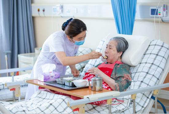  厦门市爱心护理院，工作人员照料老人日常起居