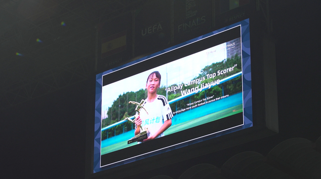 “追风女孩”王佳月的故事登上欧洲国家联赛决赛现场大屏幕