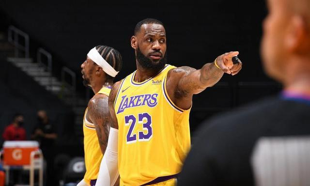 詹姆斯休息在家看球自嗨