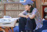 嫌花衬衫土气?掌握它与牛仔裤的正确穿法 让你又潮又美