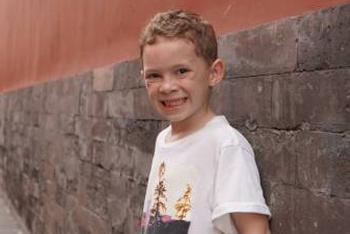 假笑男孩在中国
