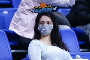 女球迷现场观战CBA比赛