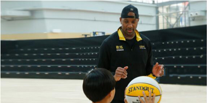 再当小前锋 动因体育篮球技术总监麦迪现身