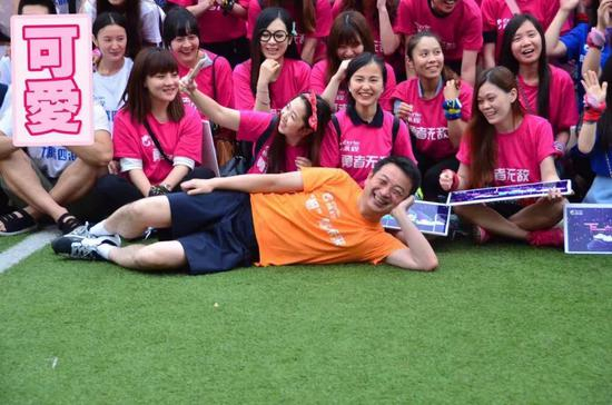 ▲&nbsp;梁建章与同事在携程运动会