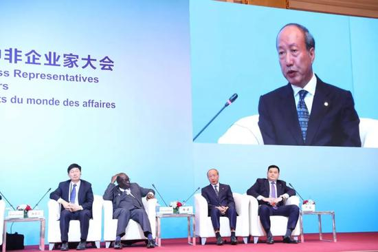 　　△陈峰董事长在专题研讨环节发言