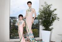 “孔雀精”金巧巧带女儿征战戛纳 穿恨天高脚背呈直角状