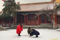 童心未泯!杨颖邓伦张鲁一故宫堆雪人欢乐童真