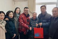 50岁尹相杰近照曝光现身公益活动 陪老人聊天包饺子