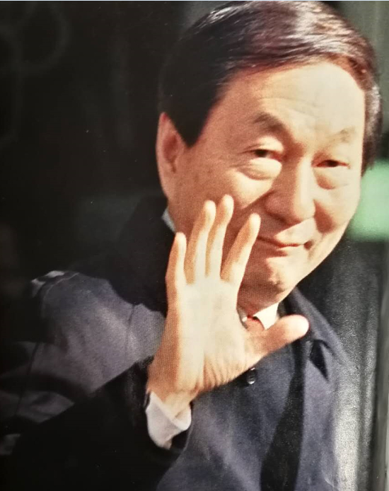 1998年4月，朱镕基访问英国伦敦。