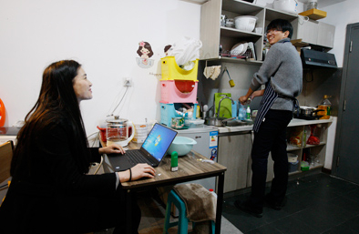 规范经营、管理的长租公寓可以为在大城市闯荡的年轻人提供温暖的栖身之所。但行业内的种种乱象却让不少租客“安居梦难圆”。 本报记者谭慧婷摄