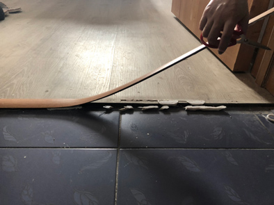 9月，刚入住上海长宁自如寓1个多月的租客发现地板已经翘起，地板材质很差，装修也十分简陋。　本报记者谭慧婷摄