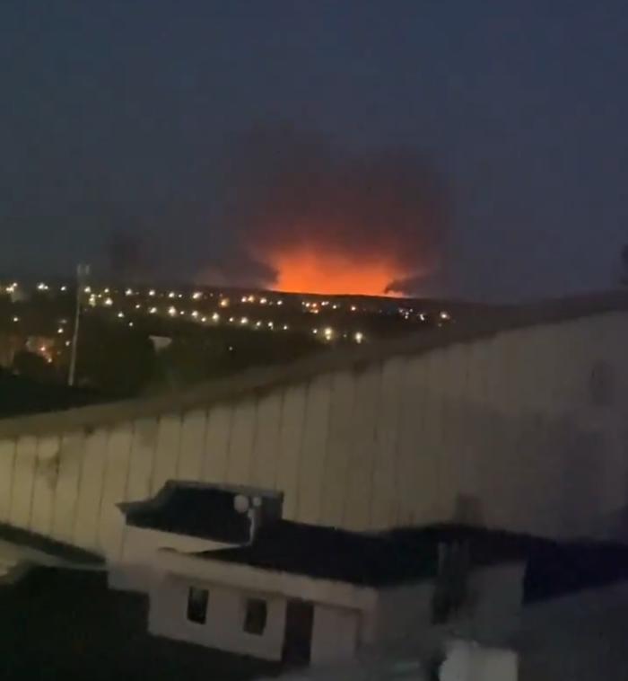 市场消息：俄罗斯控制的卢甘斯克市发生爆炸，乌克兰社交媒体流传出现大火的照片。
