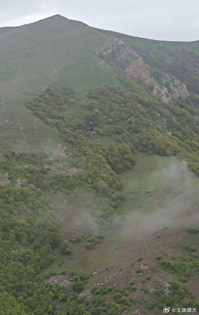 伊朗学生通讯社公布了莱希直升机坠毁现场的照片。