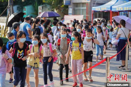 广西南宁学生放学后离开校园。（资料图）陈冠言/摄