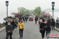 杭州公共场所取消测温+亮码 西湖边游客摘口罩露笑颜