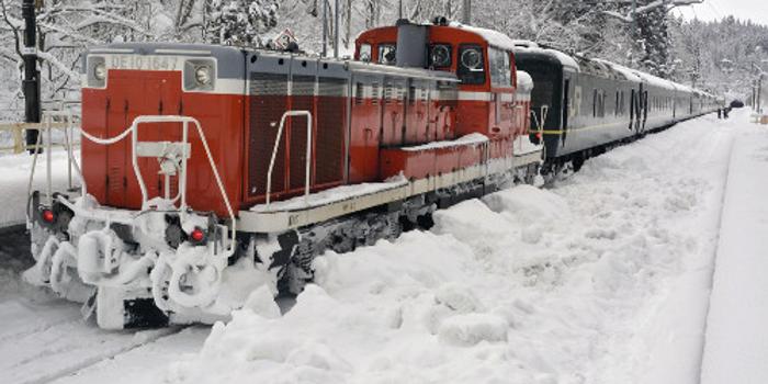 日本北海道遭遇暴风雪一辆列车被困12小时 手机新浪网