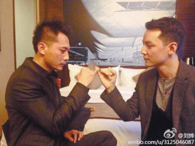 刘烨吴彦祖拉钩私定娃娃亲