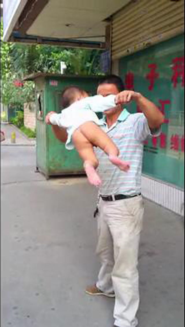  脑残老爸徒手抡男婴练功夫