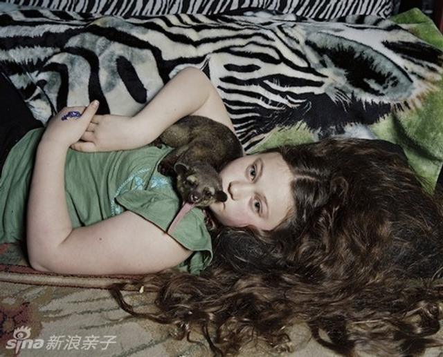 女孩与野生动物的亲密生活照