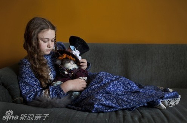 女孩与野生动物的亲密生活照