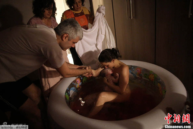 美摄影师记录孕妇水中分娩全程