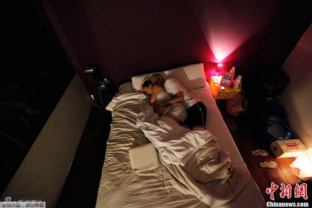 美摄影师记录孕妇水中分娩全程