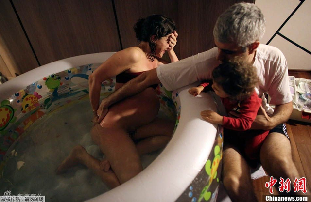 美摄影师记录孕妇水中分娩全程