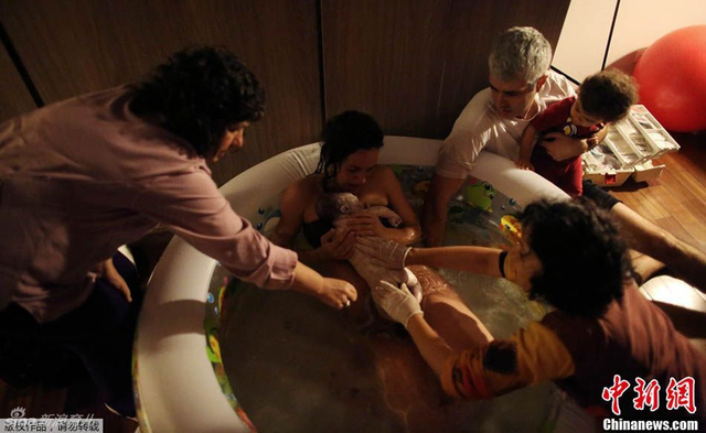 美摄影师记录孕妇水中分娩全程