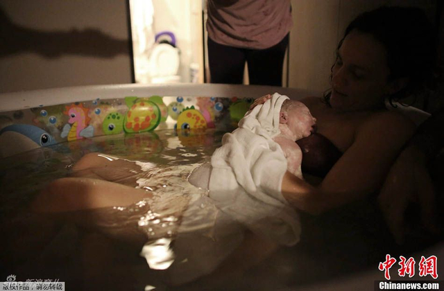 美摄影师记录孕妇水中分娩全程