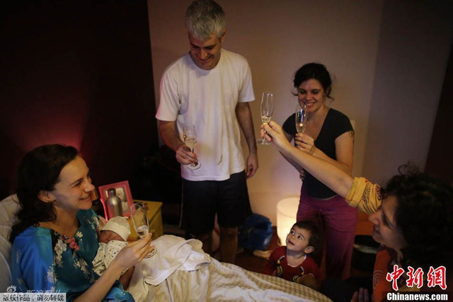 美摄影师记录孕妇水中分娩全程