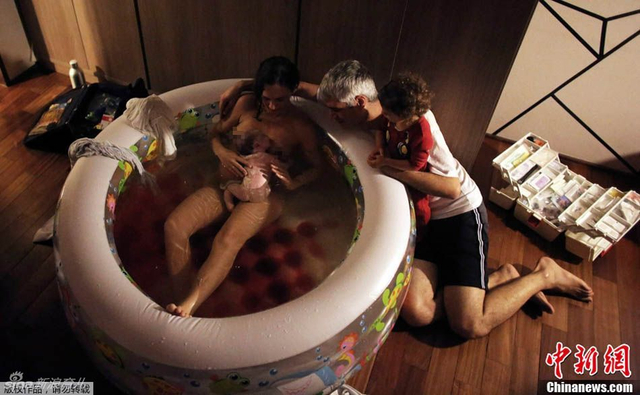 美摄影师记录孕妇水中分娩全程