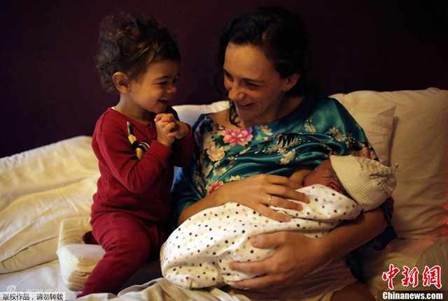 美摄影师记录孕妇水中分娩全程